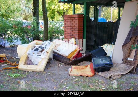 POZNAN, POLOGNE - 06 septembre 2013 : différents types de ordures ménagères au sol Banque D'Images