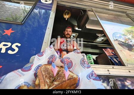 New York, États-Unis. 27 mai 2021. Josh Gatewood, fondateur des services alimentaires de Yankee Doodle Dandy, a vu servir des étudiants de son camion alimentaire lors de la Brooklyn Laboratory Charter School et de la cérémonie inaugurale de remise des diplômes du XQ Institute dans le quartier de Brooklyn à New York, NY, le 27 mai 2021. (Photo par Anthony Behar/Sipa USA) crédit: SIPA USA/Alay Live News Banque D'Images