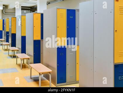 Couloir de l'école avec casiers colorés. Banque D'Images