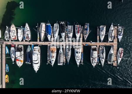 The Spit, Nouvelle-Galles du Sud, Australie - 6 mars 2021. Vue aérienne de plusieurs rangées de yachts amarrés dans une marina du port de Sydney. Banque D'Images