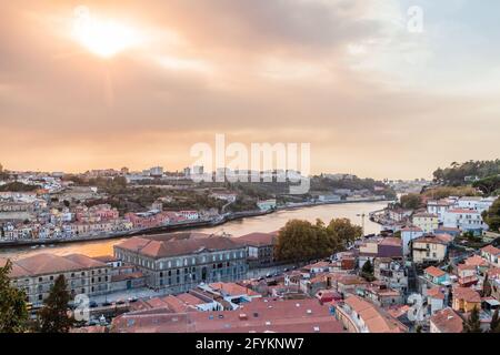 Vue de Porto sur le Douro jusqu'à la ville de Vila Nova de Gaia, Portugal Banque D'Images