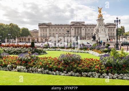 LONDRES, ROYAUME-UNI - 4 OCTOBRE 2017 : Buckingham Palace et Victoria Memorial à Londres, Royaume-Uni Banque D'Images