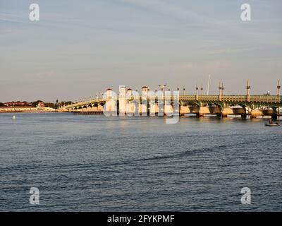 Le pont Lions ou pont Lions est un pont de bascule à deux feuilles qui s'étend sur l'Intracoastal Waterway, dans la baie de Matanzas, à St. Augustine, en Floride, aux États-Unis. Banque D'Images