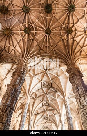 Plafond voûté gothique d'une église dans le monastère Hieronymites de Jeronimos à Lisbonne, Portugal Banque D'Images