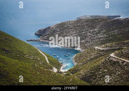 Porto Vromi. Baie Ionienne avec bateaux amarrés et ancrés. Site touristique de l'île de Zakynthos. Grèce Banque D'Images