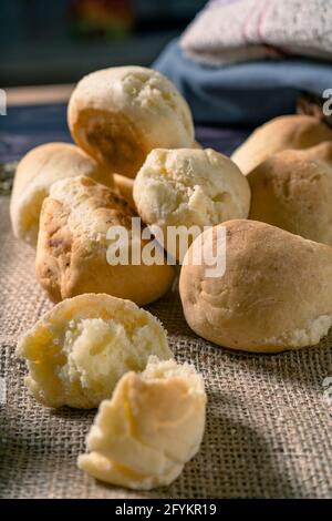 Pain au manioc et au fromage fait maison appelé chipa. Pain au fromage classique d'Argentine, du Paraguay et du Brésil. Banque D'Images