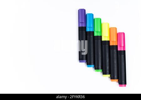 Ensemble de marqueurs de surligneur triés par couleur alignés dans l'échelle sur fond blanc. Banque D'Images