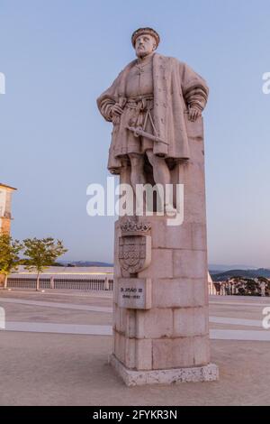 COIMBRA, PORTUGAL - 12 OCTOBRE 2017 : statue de D. Joao III (Jean III du Portugal) à l'Université de Coimbra, Portugal Banque D'Images