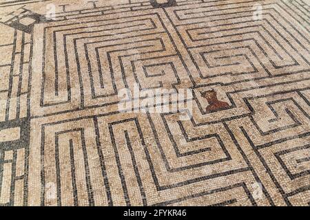 Mosaïque représentant le labyrinthe avec le Minotaur dans les ruines romaines de Conimbriga, Portugal Banque D'Images