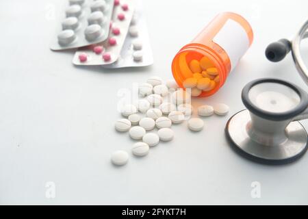 pilules médicales de couleur blanche qui se répande sur du blanc Banque D'Images