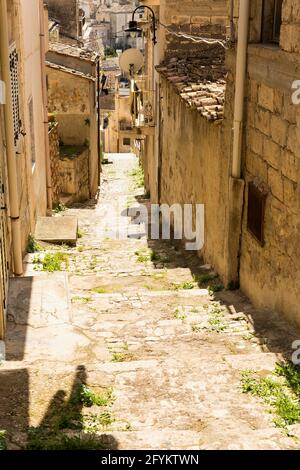 Promenade dans les belles rues de Scicli, province de Ragusa, Sicile Italie. Banque D'Images