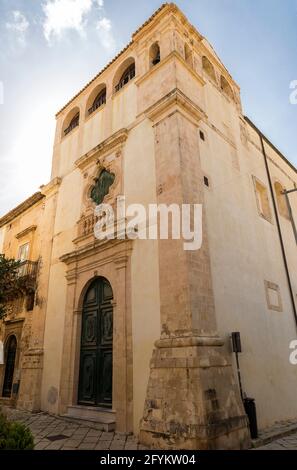 Promenade dans les belles rues de Scicli, province de Ragusa, Sicile Italie. Banque D'Images