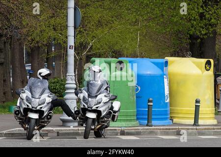 Bucarest, Roumanie - 15 avril 2021 : deux policiers assis sur les motos BMW R 1200 RT Authority, se parlant les uns aux autres, à Bucarest. Cette image est Banque D'Images