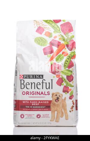 IRVINE, CALIFORNIE - 28 MAI 2021: Un sac de Purina Beneful Originals nourriture de chien saveur de boeuf. Banque D'Images