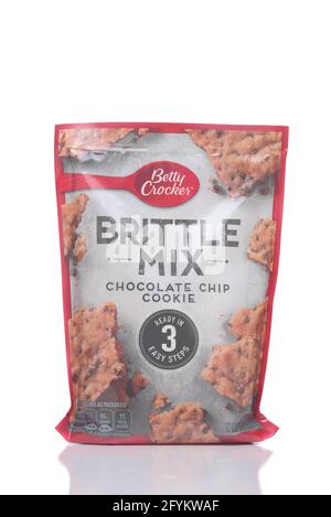 IRVINE, CALIFORNIE - 28 MAI 2021 : un paquet de biscuits de chocolat au mélange fragile Betty Crocker. Banque D'Images