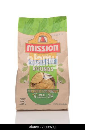 IRVINE, CALIFORNIE - 28 MAI 2021 : un sac de tortilla Mission arrondit les chips de maïs. Banque D'Images