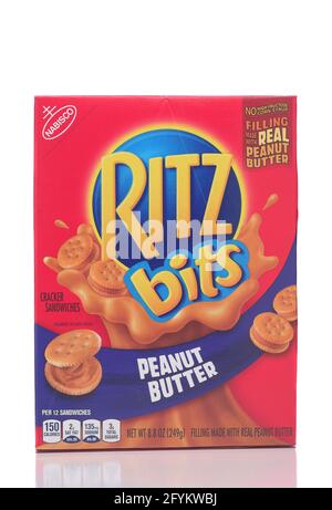 IRVINE, CALIFORNIE - 28 MAI 2021 : une boîte de morceaux de beurre d'arachide Ritz, de Nabisco. Banque D'Images