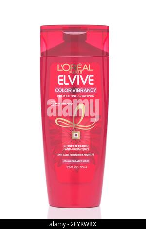 IRVINE, CALIFORNIE - 28 MAI 2021 : une bouteille de shampooing de Loreal Paris Elvive Colour vibracy Shampooing. Banque D'Images