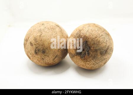 Fruit de Sapodilla sur une surface blanche isolée Banque D'Images