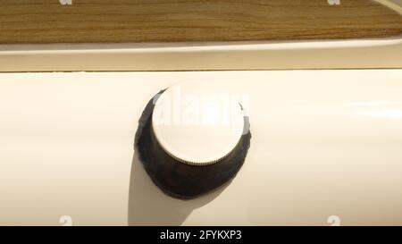 Un bouchon de carburant rond sur une voiture des années 1950 Banque D'Images