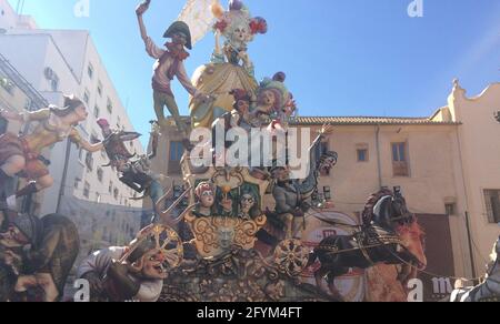 VALENCE, ESPAGNE - 19 mars 2020: Big fla de Valence monument traditionnel avec des ninots célébrés en mars et septembre 2021 par les Covid Banque D'Images