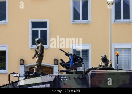 28 mai 2021, Bade-Wurtemberg, Müllheim: L'équipage d'un véhicule blindé de transport GTK Boxer attend sur son véhicule pendant une pause dans le tournage. SWR est en train de filmer pour un 'Tatort' avec l'actrice Folkerts dans le rôle de l'inspecteur Lena Odenthal à la brigade franco-allemande de Müllheim, qui est devenue une caserne fictive en Rhénanie-Palatinat à cette fin. (À dpa 'Odenthal à la Bundeswehr - 'Tatort' tir avec tanks and co.') Photo: Philipp von Ditfurth/dpa Banque D'Images