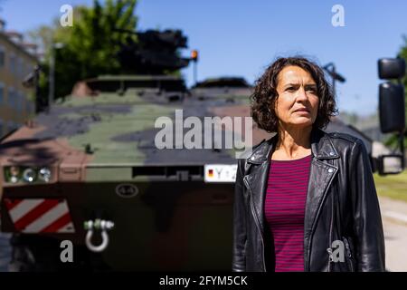 28 mai 2021, Baden-Wuerttemberg, Müllheim: L'actrice Ulrike Folkerts se tient devant un véhicule de transport blindé GTK Boxer lors d'un tournage pour 'Taort'. SWR est en train de filmer pour un 'Taort' avec l'actrice Ulrike Folkerts alias Lena Odenthal à la brigade franco-allemande de Müllheim. (À dpa 'Odenthal à la Bundeswehr - 'Tatort' tir avec tanks and co.') Photo: Philipp von Ditfurth/dpa Banque D'Images