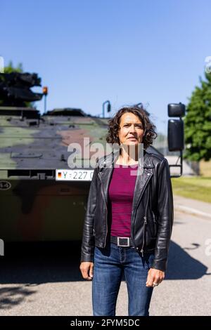 28 mai 2021, Baden-Wuerttemberg, Müllheim: L'actrice Ulrike Folkerts se tient devant un véhicule de transport blindé GTK Boxer lors d'un tournage pour 'Taort'. SWR est en train de filmer pour un 'Taort' avec l'actrice Ulrike Folkerts alias Lena Odenthal à la brigade franco-allemande de Müllheim. (À dpa 'Odenthal à la Bundeswehr - 'Tatort' tir avec tanks and co.') Photo: Philipp von Ditfurth/dpa Banque D'Images