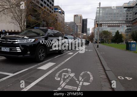 Melbourne, Australie, 29 mai 2021, des voitures de police de l'ordre public sur William Street lors d'un rassemblement prévu pour la « Marche des lions » à Flagstaff Gardens, qui avait été annulé par les organisateurs en raison du verrouillage rapide. Des manifestants anti-confinement et anti-vaccination extrémistes continuent d'aller au parc et se sont ralliés contre le gouvernement. Crédit : Michael Currie/Alay Live News Banque D'Images