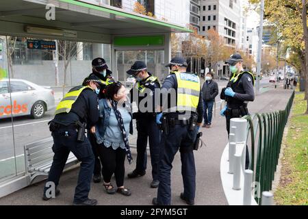 Melbourne, Australie 29 mai 2021, UNE femme est arrêtée pour avoir refusé de donner ses détails lors d'un rassemblement prévu de la « Marche des lions » à Flagstaff Gardens, qui avait été annulé par les organisateurs en raison du verrouillage rapide. Des manifestants anti-confinement et anti-vaccination extrémistes continuent d'aller au parc et se sont ralliés contre le gouvernement. Crédit : Michael Currie/Alay Live News Banque D'Images
