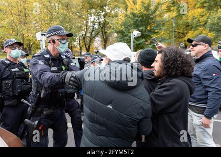 Melbourne, Australie 29 mai 2021, la police de Riot s'est heurtée à un manifestant lors d'un rassemblement prévu pour la « Marche des lions » à Flagstaff Gardens, qui avait été annulé par les organisateurs en raison du verrouillage rapide. Des manifestants anti-confinement et anti-vaccination extrémistes continuent d'aller au parc et se sont ralliés contre le gouvernement. Crédit : Michael Currie/Alay Live News Banque D'Images