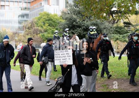 Melbourne, Australie 29 mai 2021, UN petit groupe de manifestants lors d'un rassemblement prévu pour la « Marche des lions » à Flagstaff Gardens, qui avait été annulé par les organisateurs en raison du verrouillage rapide. Des manifestants anti-confinement et anti-vaccination extrémistes continuent d'aller au parc et se sont ralliés contre le gouvernement. Crédit : Michael Currie/Alay Live News Banque D'Images