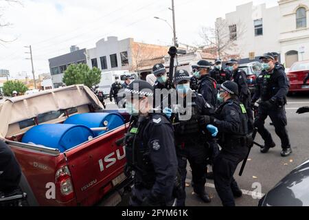 Melbourne, Australie, le 29 mai 2021, la police se précipita pour former une file d'attente vers les manifestants de kettle lors d'un rassemblement prévu pour la « Marche des lions » à Flagstaff Gardens, qui avait été annulé par les organisateurs en raison du verrouillage rapide. Des manifestants anti-confinement et anti-vaccination extrémistes continuent d'aller au parc et se sont ralliés contre le gouvernement. Crédit : Michael Currie/Alay Live News Banque D'Images