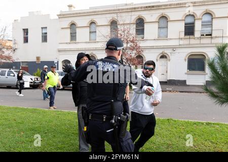 Melbourne, Australie 29 mai 2021, la police de Riot s'est heurtée à un manifestant lors d'un rassemblement prévu pour la « Marche des lions » à Flagstaff Gardens, qui avait été annulé par les organisateurs en raison du verrouillage rapide. Des manifestants anti-confinement et anti-vaccination extrémistes continuent d'aller au parc et se sont ralliés contre le gouvernement. Crédit : Michael Currie/Alay Live News Banque D'Images