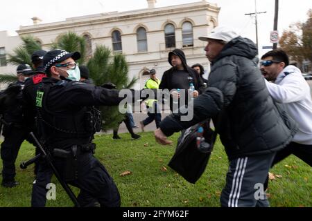 Melbourne, Australie 29 mai 2021, la police de Riot s'est heurtée à des manifestants lors d'un rassemblement prévu pour la « Marche des lions » à Flagstaff Gardens, qui avait été annulé par les organisateurs en raison du verrouillage rapide. Des manifestants anti-confinement et anti-vaccination extrémistes continuent d'aller au parc et se sont ralliés contre le gouvernement. Crédit : Michael Currie/Alay Live News Banque D'Images