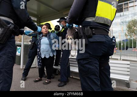Melbourne, Australie 29 mai 2021, UNE femme est arrêtée pour avoir refusé de donner ses détails lors d'un rassemblement prévu de la « Marche des lions » à Flagstaff Gardens, qui avait été annulé par les organisateurs en raison du verrouillage rapide. Des manifestants anti-confinement et anti-vaccination extrémistes continuent d'aller au parc et se sont ralliés contre le gouvernement. Crédit : Michael Currie/Alay Live News Banque D'Images