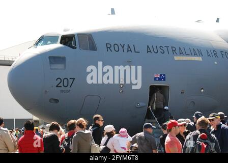 Royal Australian Air Force (RAAF) Boeing C-17 Globemaster III gros avions de transport sur le tarmac au Williamtown Air Show en Nouvelle-Galles du Sud en 2010 Banque D'Images