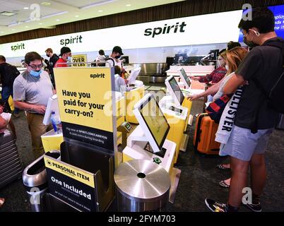 Orlando, États-Unis. 28 mai 2021. Les voyageurs s'enregistrer pour un vol Spirit Airlines à l'aéroport international d'Orlando le vendredi précédant le jour du souvenir. Comme de plus en plus de personnes ont reçu le vaccin COVID-19, l'American automobile Association (AAA) prévoit que plus de 37 millions d'Américains parcourront plus de 50 miles ce week-end du Memorial Day, dont beaucoup pour la première fois depuis le début de la pandémie. (Photo de Paul Hennessy/SOPA Images/Sipa USA) crédit: SIPA USA/Alay Live News Banque D'Images