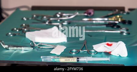 Deux seringues reposant sur un plateau médical avec anesthésie pendant une procédure chirurgicale complexe Banque D'Images