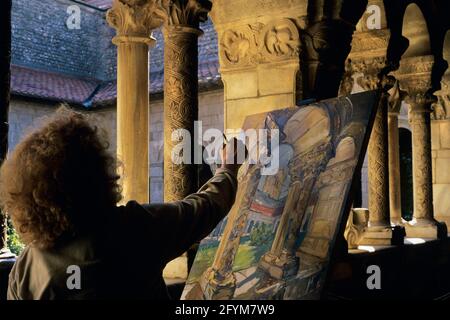 FRANCE. PYRÉNÉES-ORIENTALES (66) LE ROUSSILLON. VILLAGE ELNE. CATHÉDRALE STE-EULALIE. FEMME PEINT DANS LA GALERIE DU NORD DU CLOÎTRE Banque D'Images