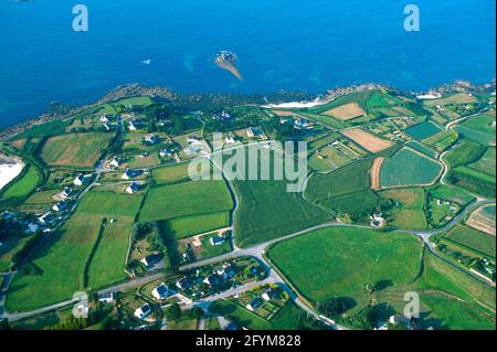 FINISTÈRE (29) BRETAGNE, VUE AÉRIENNE DE LA CÔTE PRÈS DE PLOUGUERNEAU, FRANCE Banque D'Images