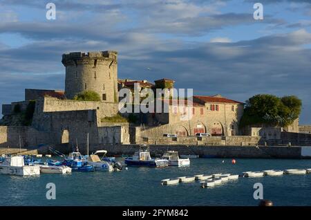 FRANCE, PYRÉNÉES-ATLANTIQUES (64), PAYS BASQUE, LABOURD, CIBOURE, FORT SOCOA ET SA MARINA Banque D'Images