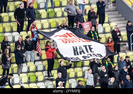 Gdansk, Pologne. 26 mai 2021. Supporters of Manchester United détient un drapeau avec les légendes « United Love Hate Glazer » lors du match de finale 2021 de l'UEFA Europa League entre Villarreal CF et Manchester United à Gdansk Arena.(score final; Villarreal CF 1:1, 11:10 sur les pénalités Manchester United) (photo de Mikolaj Barbanell/SOPA Images/Sipa USA) Credit: SIPA Live Alamy News Banque D'Images