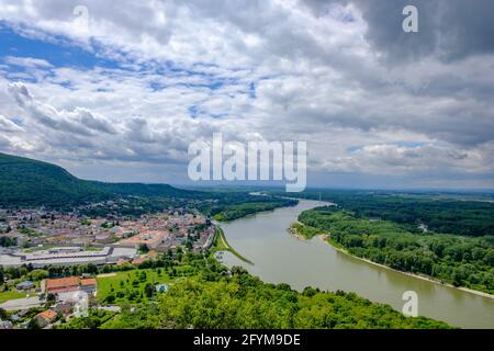 vue panoramique de la montagne de braunsberg au danube et au parc national de donauauen près de hainburg, autriche Banque D'Images