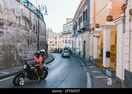 Massa Lubrense, Italie - août 23 2020: Homme et femme à faire une moto dans la rue via Roma en été sur la Côte Sorrentine. Banque D'Images