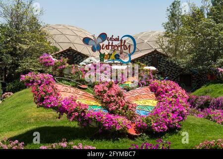 'Dubai, Dubai, Émirats Arabes Unis - 4.7.2021: Dubai Butterfly Garden entrée voie de la conception florale pour le signe de la nature attraction touristique le jour ensoleillé Banque D'Images