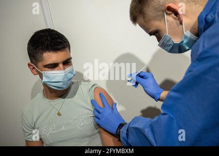 Paris, France. 28 mai 2021. Tony, 18 ans, reçoit sa première dose de vaccin COVID-19 au Parc des Expositions de la porte de Versailles à Paris, France, le 28 mai 2021. Tous les adultes de plus de 18 ans peuvent désormais prendre rendez-vous pour se faire vacciner contre le COVID-19, a annoncé jeudi le ministère français de la Santé. Crédit: Aurélien Morissard/Xinhua/Alay Live News Banque D'Images