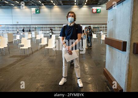 Paris, France. 28 mai 2021. Simon, 25 ans, attend de recevoir sa première dose de vaccin COVID-19 au Parc des Expositions de la porte de Versailles à Paris, France, le 28 mai 2021. Tous les adultes de plus de 18 ans peuvent désormais prendre rendez-vous pour se faire vacciner contre le COVID-19, a annoncé jeudi le ministère français de la Santé. Crédit: Aurélien Morissard/Xinhua/Alay Live News Banque D'Images
