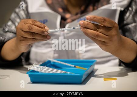 Paris, France. 28 mai 2021. Un employé prépare le vaccin COVID-19 au Parc des Expositions de la porte de Versailles à Paris, France, le 28 mai 2021. Tous les adultes de plus de 18 ans peuvent désormais prendre rendez-vous pour se faire vacciner contre le COVID-19, a annoncé jeudi le ministère français de la Santé. Crédit: Aurélien Morissard/Xinhua/Alay Live News Banque D'Images