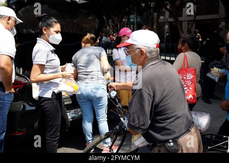 Non exclusif: MEXICO, MEXIQUE - MAI 28: Fidèle de Saint Jude Thaddeus, arrive au temple de San Hipolito dans le centre-ville de Mexico, à Banque D'Images